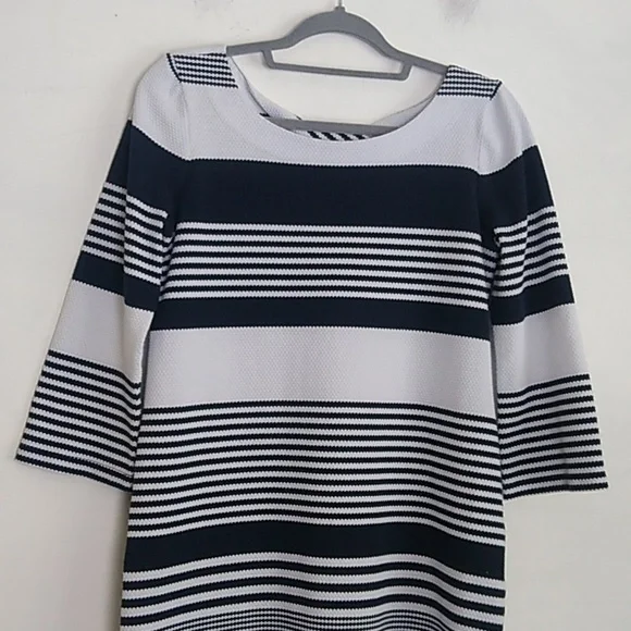 Lilly Pulitzer Dress Navy White Striped Marlow 3/4 sleeve Like new size Medium - Picture 2 of 15
